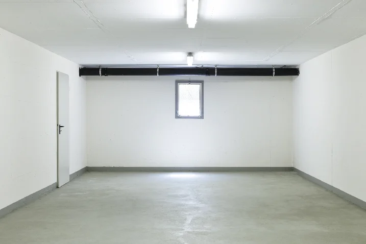 Leerer Kellerraum mit grauem Boden